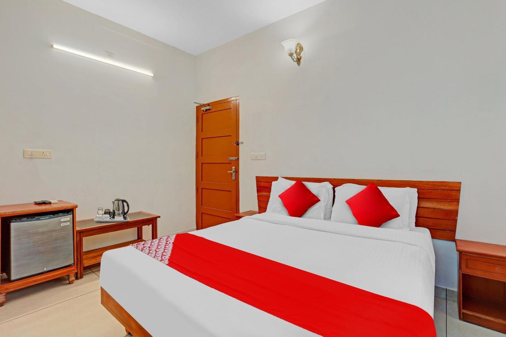 Flagship Hotel Adara Residency Thiruvananthapuram Bagian luar foto